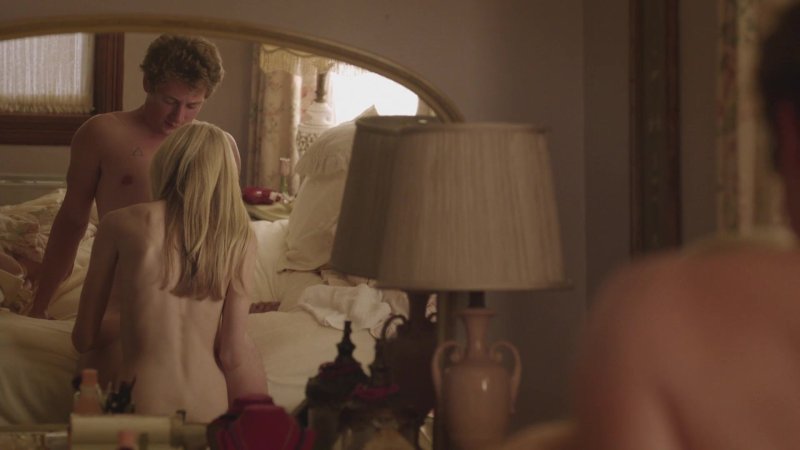 El Fanning Naked