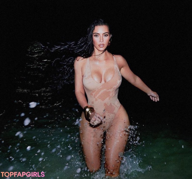 Kim Kardashian exposed her chest