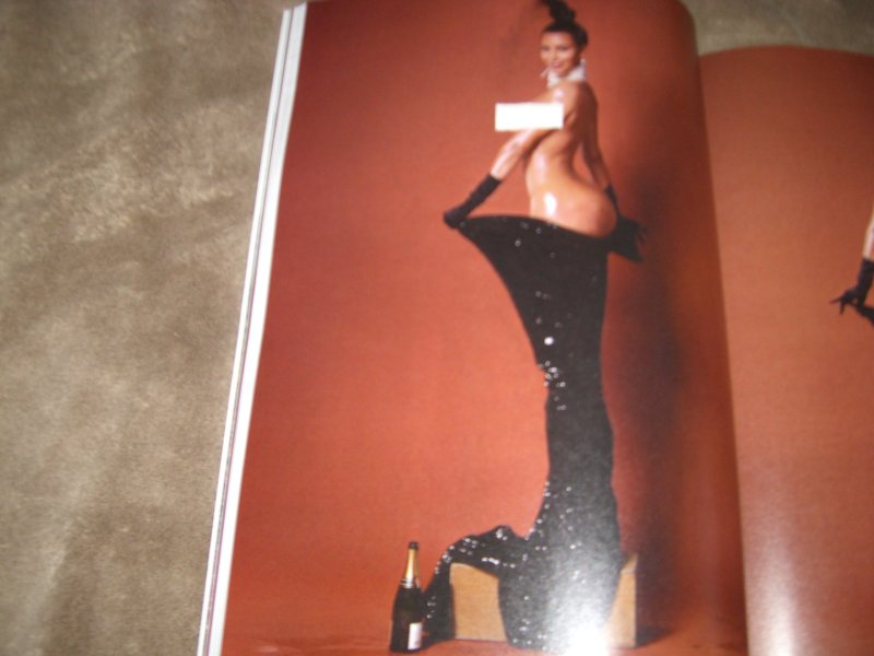 Kim Kardashyan glass of champagne