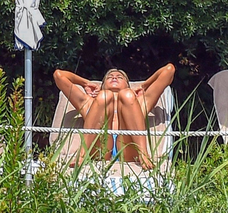 Jennifer Aniston is naked