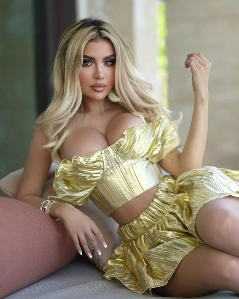Alexa Dellanzin Model