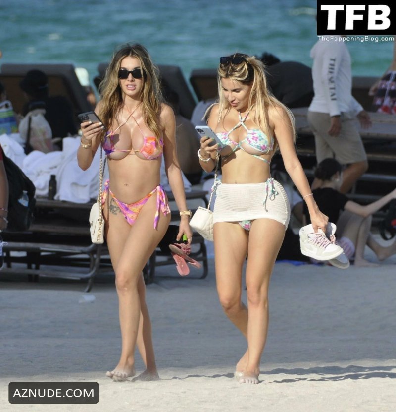 Alexa Dellanos paparazzi